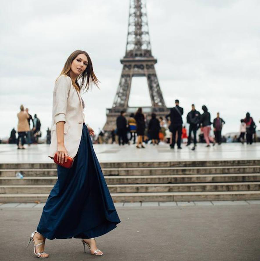 Maxi falda y blazer en tonos neutros, la opción perfecta para una fiesta de noche.