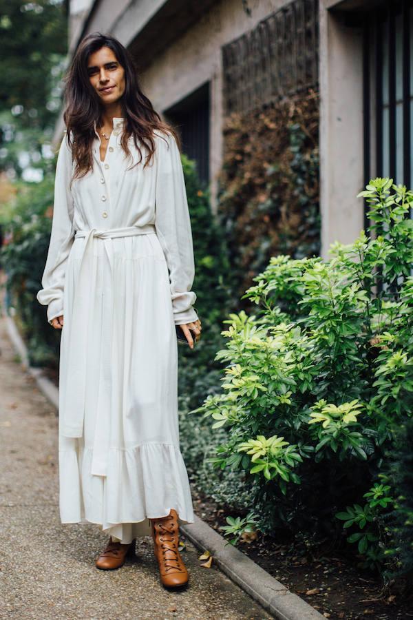 Un maxi vestido blanco de inspiración boho, que  te podrás poner desde que empiece la primavera hasta que termine el otoño .
