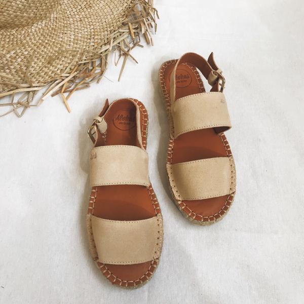 Zapatillas de esparto en color camal de Aloha Sandals: 90 euros.
