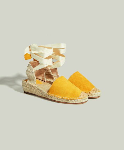 Espardeña de cuña en color amarillo de Oysho: 27,99 euros.
