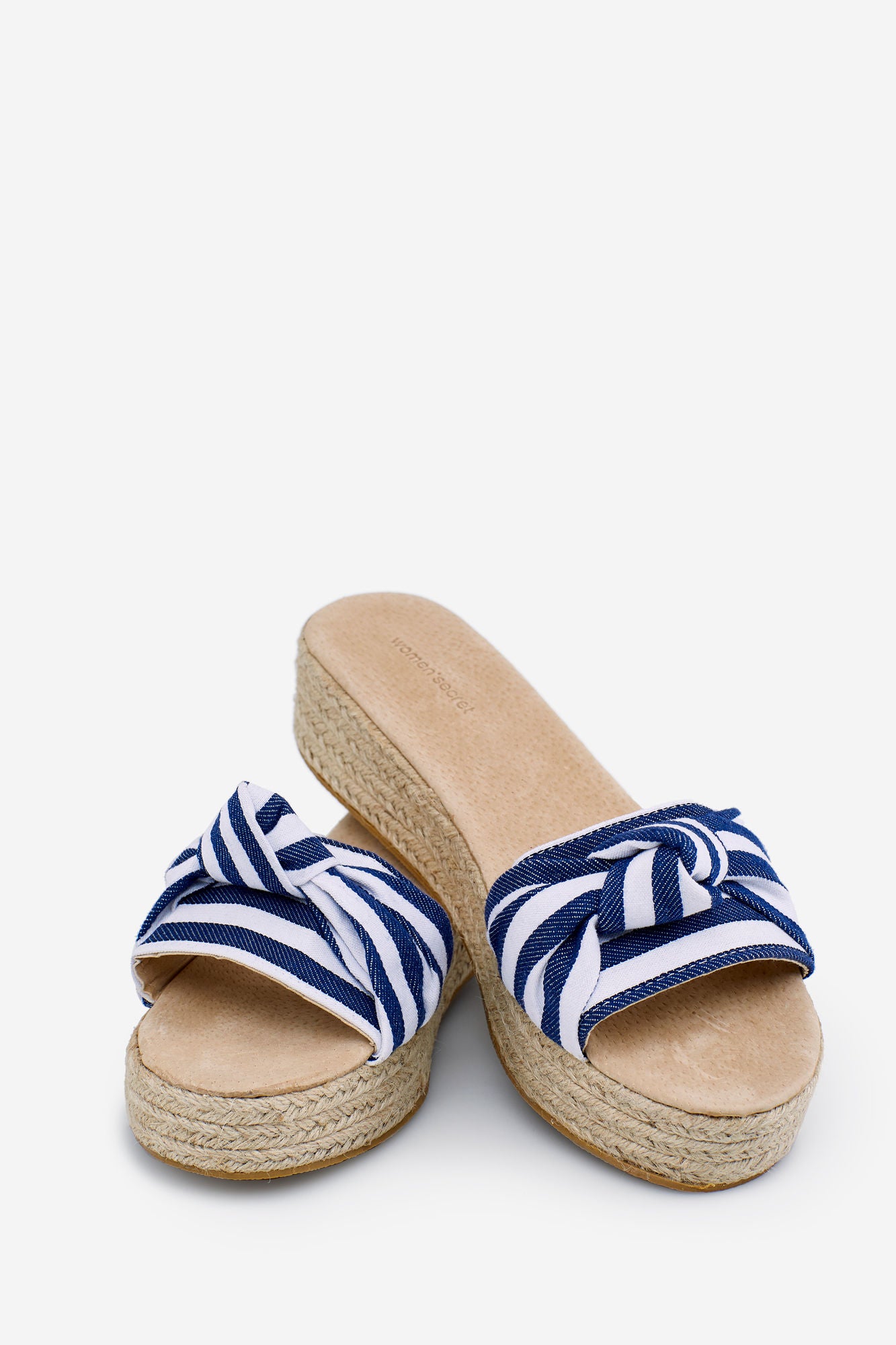 Sandalias de cuña Navy de Women Secret: 24,99 euros.