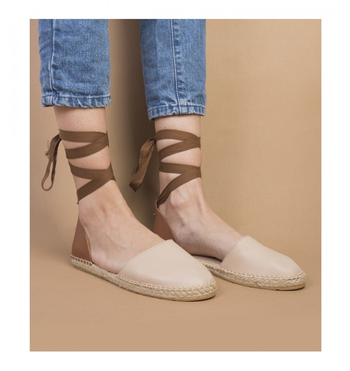 Sandalia de yute con lazada intercambiable de Stradivarius: 35,99 euros.