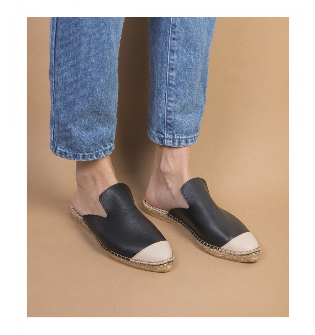 Sandalias de esparto en color rojo de Alona Sandals: 90 euros.