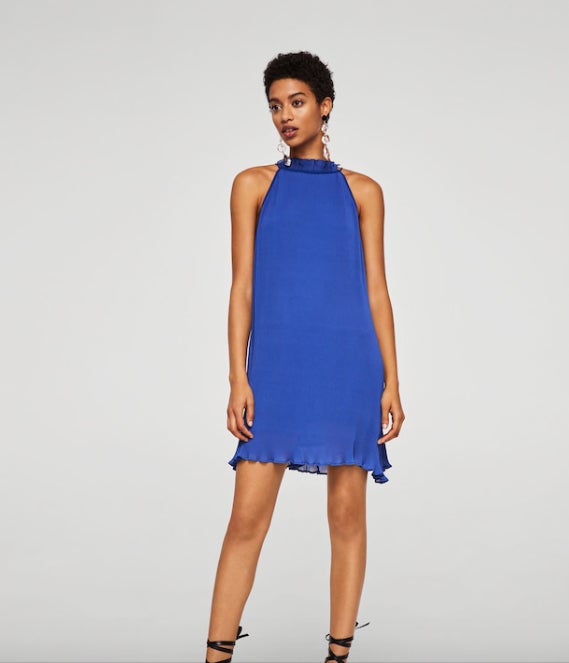 Vestido con volante de Mango, disponible también en amarillo: 29,99 euros.