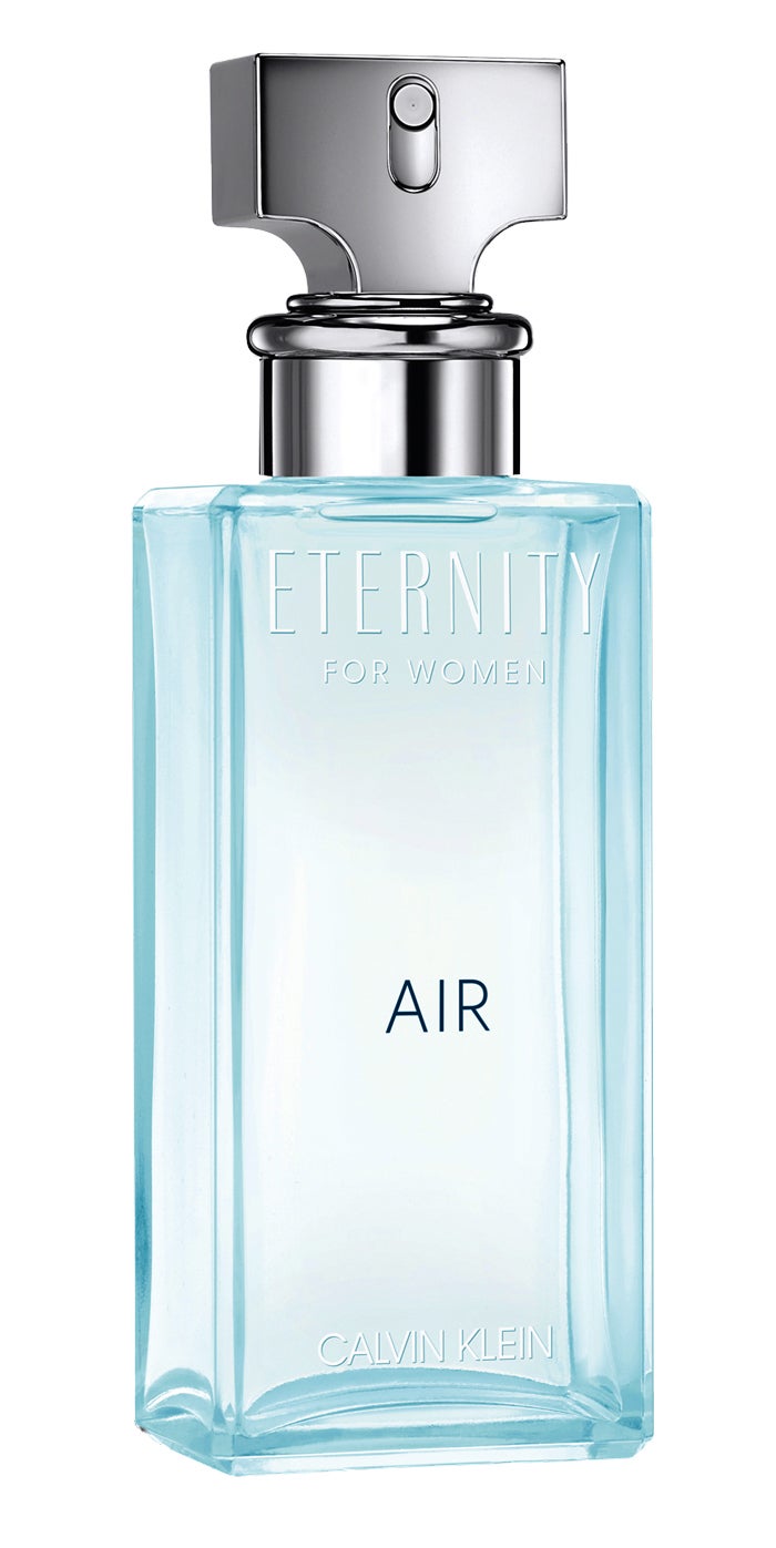 Eternity Air de Calvin Klein (91,40€) es una brisa iluminada por el pomelo y la grosella, que arrastra las sensaciones de un bouquet de flores frescas.