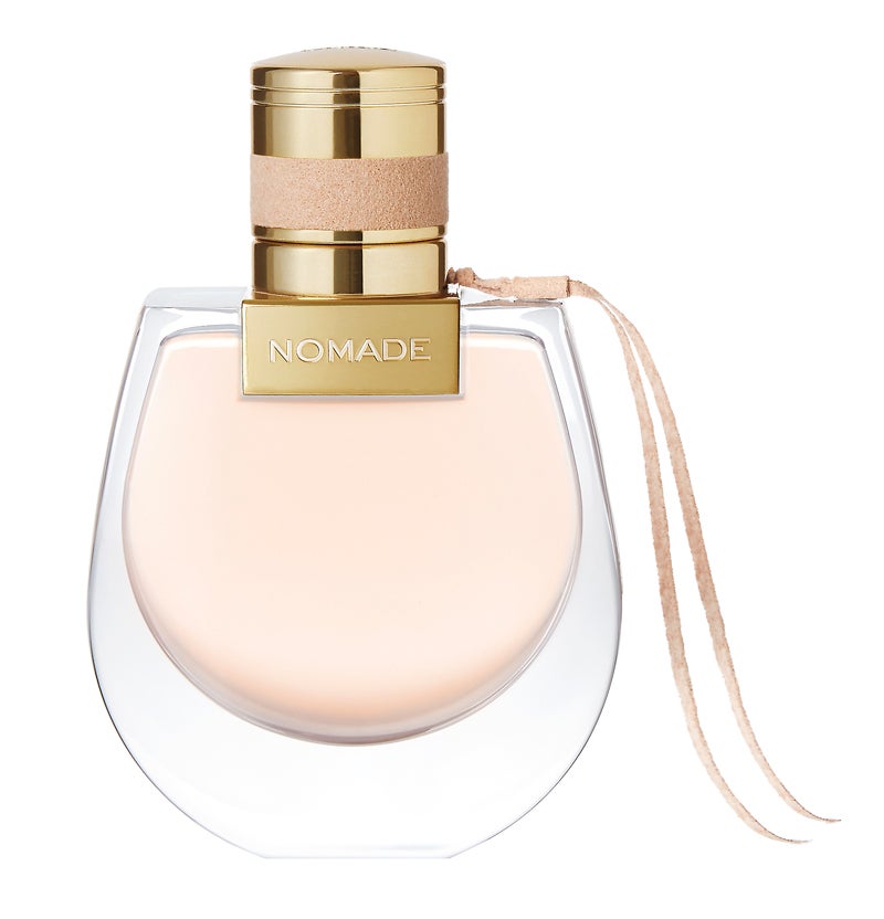 Nomade Eau de Parfum de Chloé (108,15€) consigue una luminescencia floral que es, a la vez, suave y potente, por la intensidad del musgo de roble y la dulzura de la ciruela Mirabel.