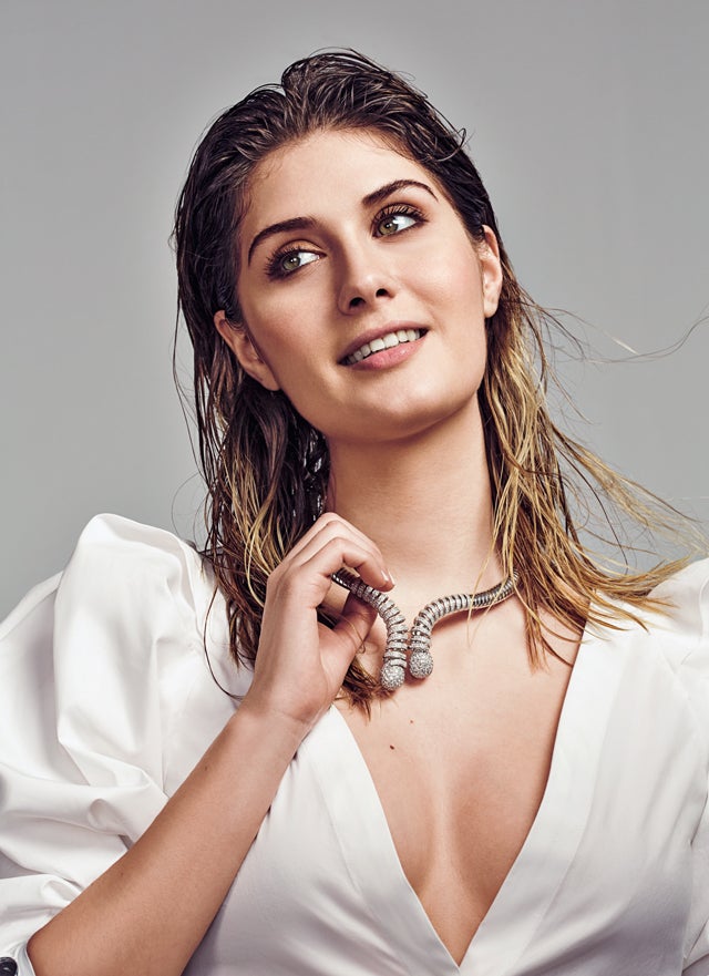 Camisa de Carolina Herrera New York y gargantilla de Grassy. Para el cabello, humedecido, se utilizó 3 Minute Miracle de Aussie.