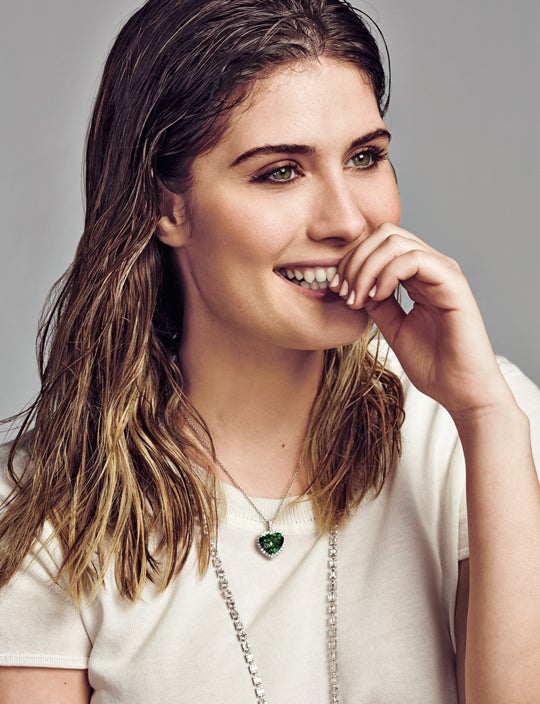 Sobre un top de El Corte Inglés, Nerea lleva una cadena de brillantes de San Eduardo y otra con un colgante de corazón, de Suarez. En el pelo lleva productos de Aussie.