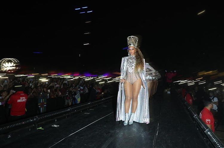 Diosa egipcia, pero plateada. La inspiración Nefertiti no podía faltar en este fin de semana segundo de festival, aunque en esta ocasión sin el factor sorpresa del primero. Esta vez, en vez de negro el conjunto se confeccionó en plateado, pero el detalle de los bordados es tan impresionante o más que en la primera versión.