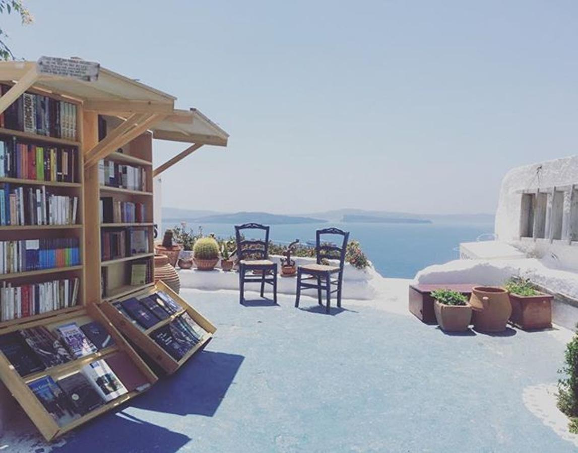 Atlantis Books, Nomikos Street, Oía (Santorini).