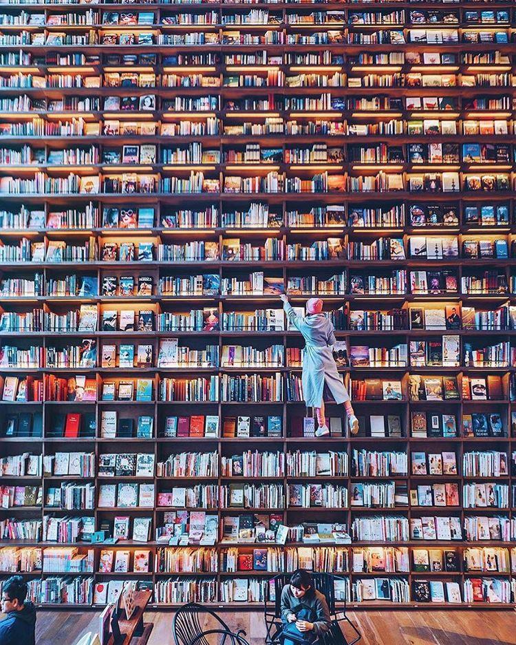 Hirakata T-SITE, en el 2 de Okahigashicho, Hirakata, en Osaka.