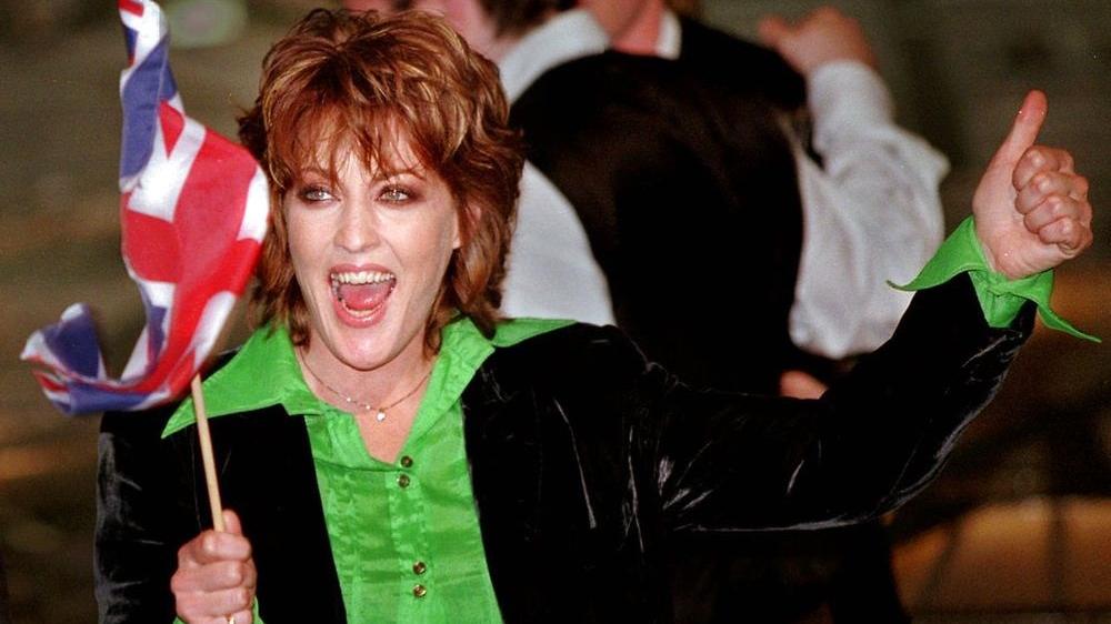 1997: 'Love Shine a Light' fue la canción ganadora del Festival de Eurovisión. Lo cantó una dulce Katrina &the Waves y llevó a su país, Reino Unido, a la victoria.