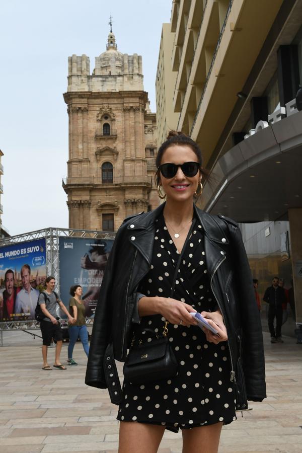 Los lunares fueron los protagonistas de uno de los looks de Paula Echevarría en su viaje a Málaga. Su vestido vestido era elegante y chic y 100% Paula