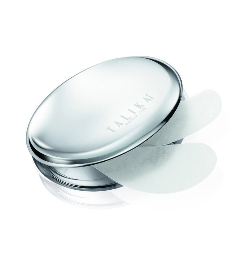 Un parche reutilizable que actúa sobre todos los signos del cansancio de la zona de alrededor de los ojos: reduce la hinchazón y tiene un efecto reafirmante inmediato. Parches de  Talika , (36 euros).