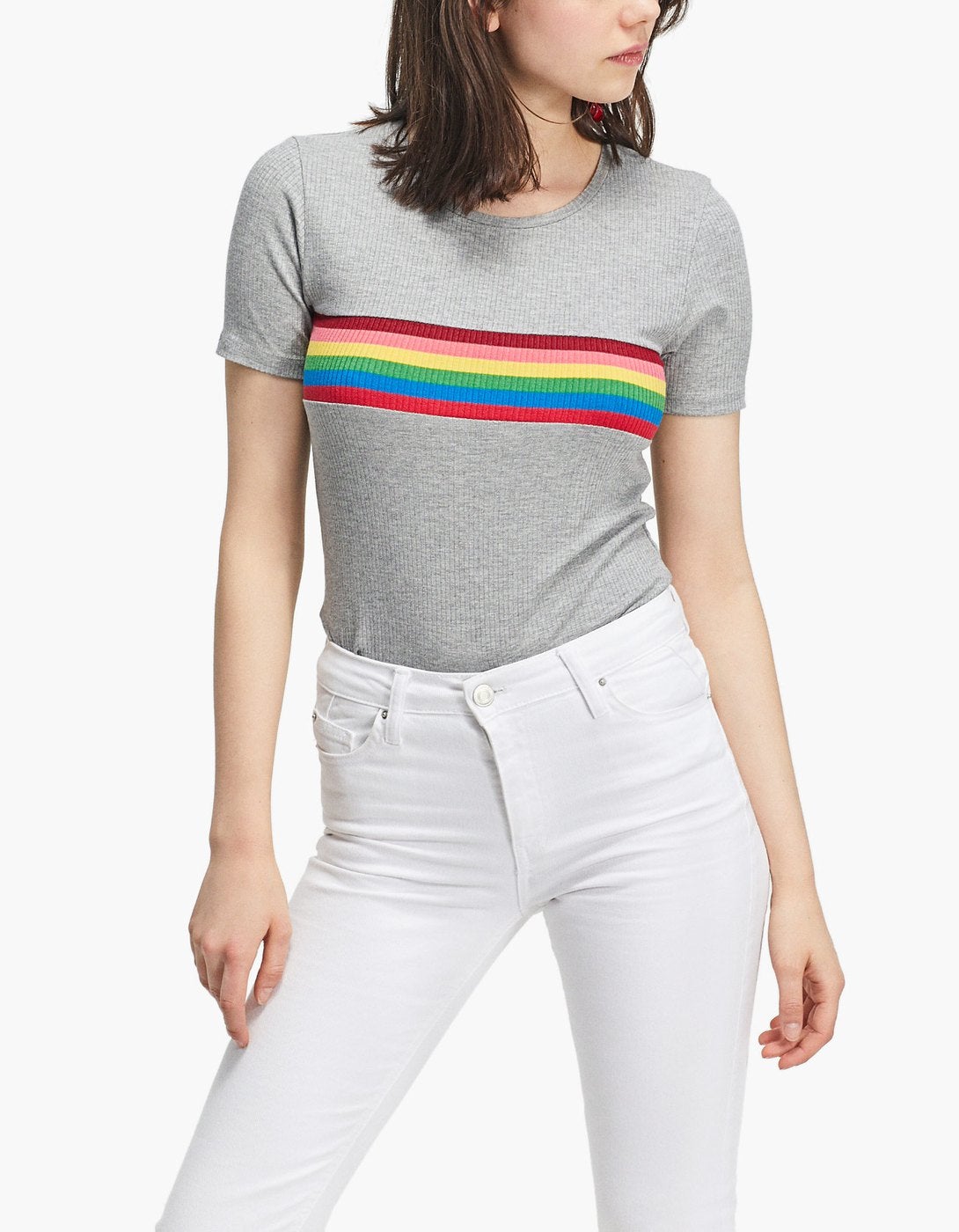 Camiseta gris de canalé con franja de arcoíris de Stradivarius (Precio: 12,99 euros)