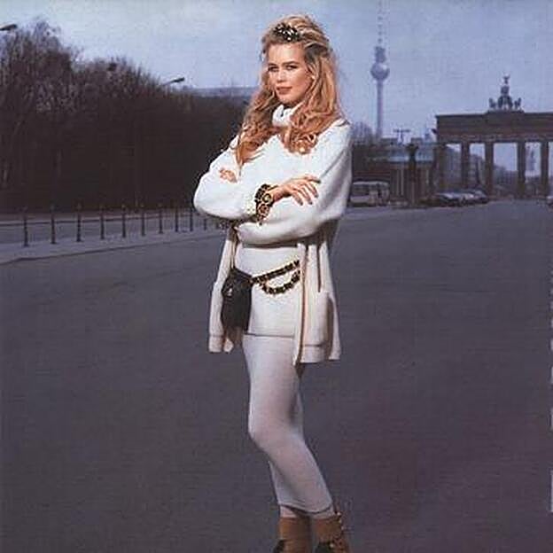 Claudai Schiffer estaba regia, coletero incluido, con esta versión de Chanel de hace dos décadas.