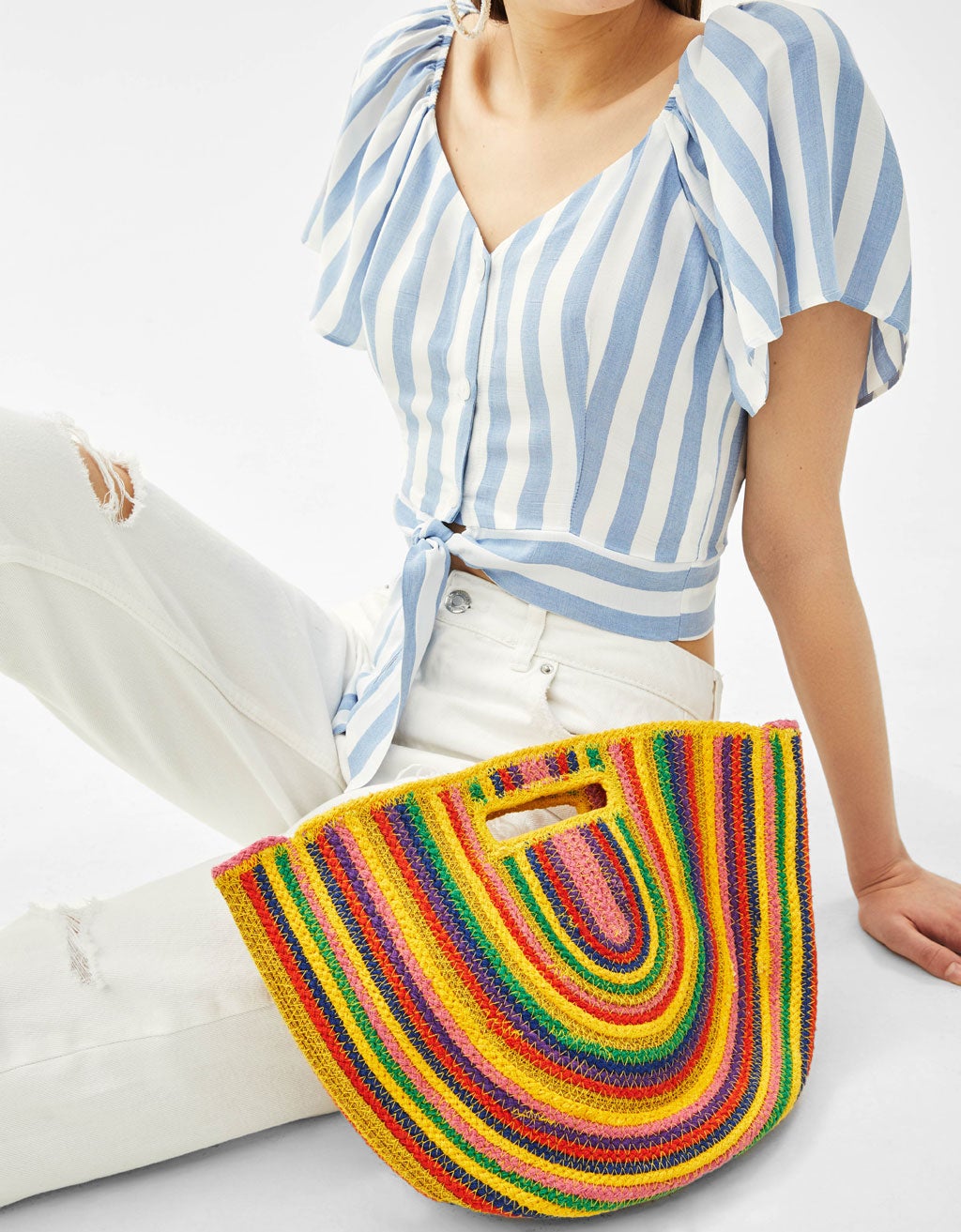 Bolso tipo cesta con estampado de arcoçiris de Bershka (29,99 euros)