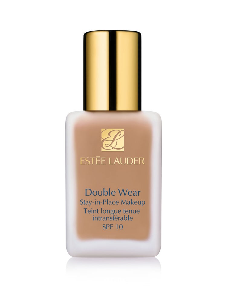 Double Wear de Estée Lauder. Mantiene la piel hidratada y jugosa y la protege del sol y del medio ambiente, y ayuda a retrasar el envejecimiento prematuro en la piel. (42€)