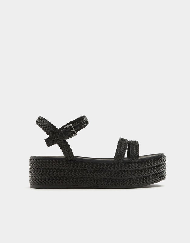 Sandalias negras trenzadas y con plataforma de Pull & Bear (35,99 euros)