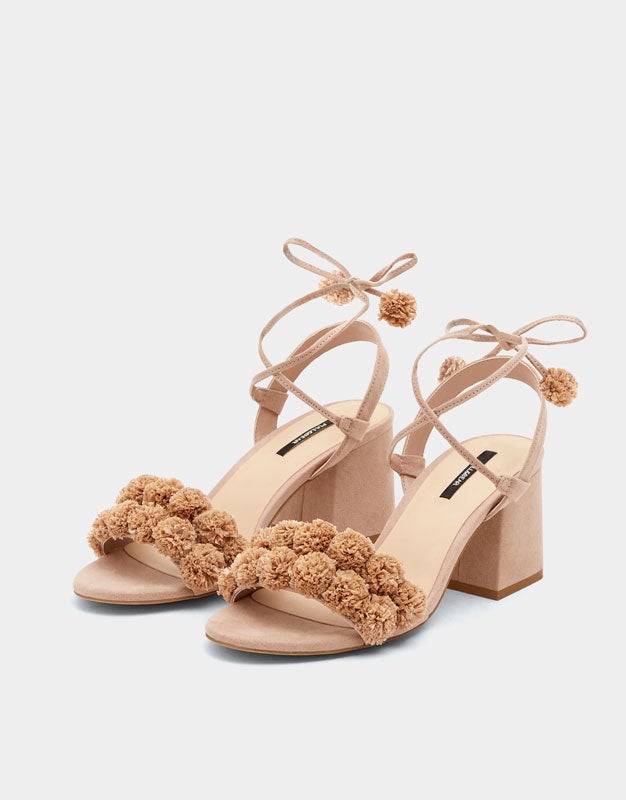 Sandalias nude con tacón cuadrado y pompones de Pull & Bear (35,99 euros)