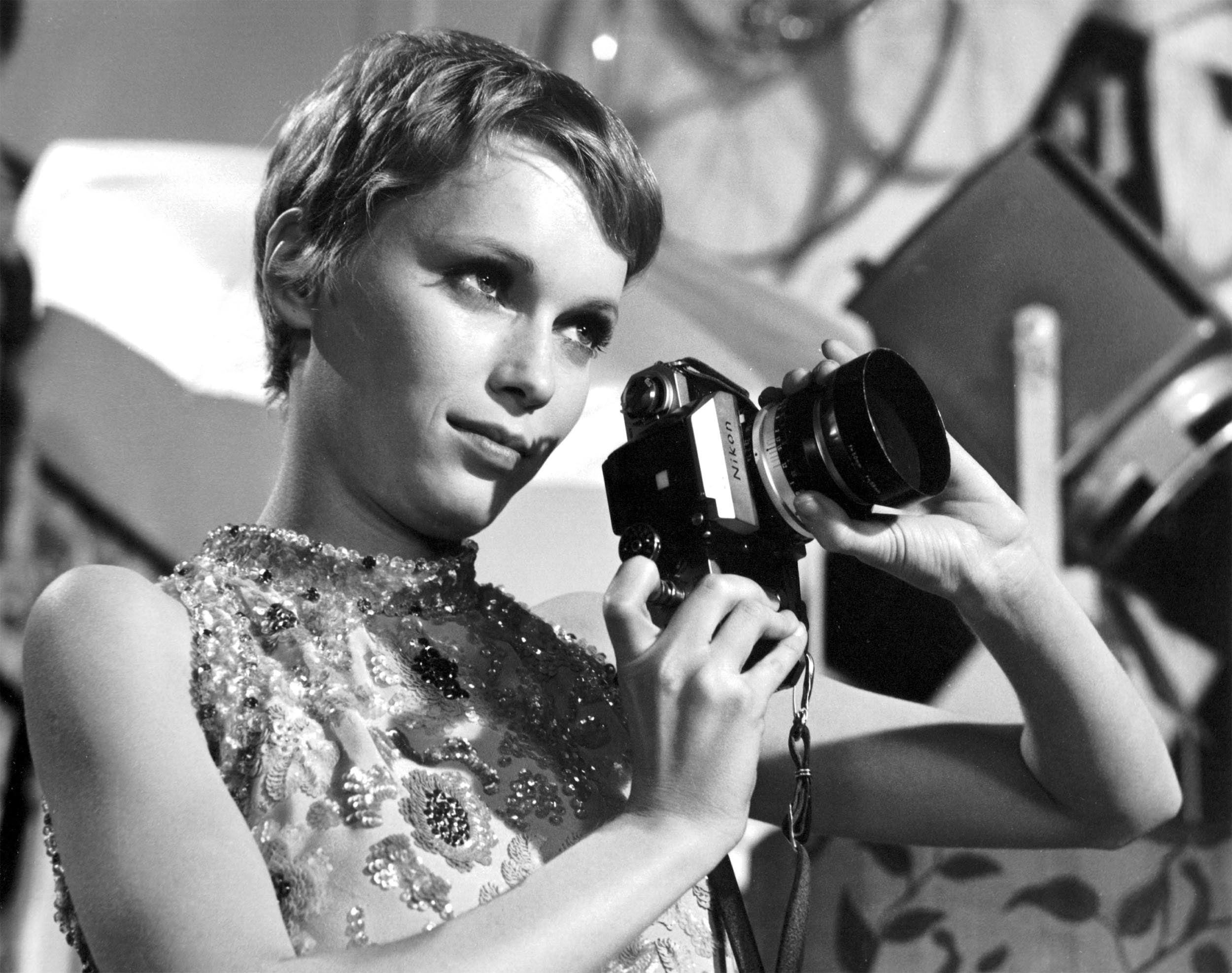 Mia Farrox con un corte de pelo pixie en 1968 en una escena de la película ‘Dandy in Aspic’.