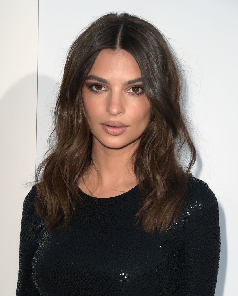 Emily Ratajkowski con melena larga con capas en 2018.