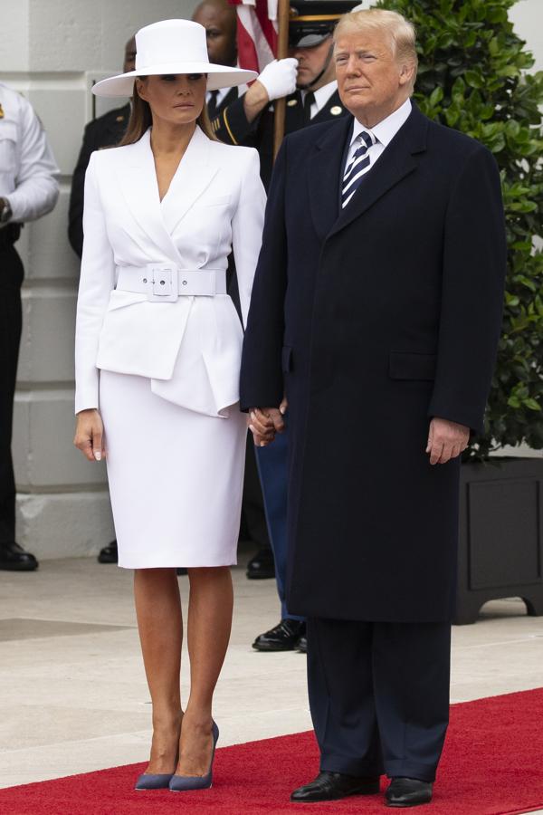 El vestuario de Melania Trump siempre es objeto de comentarios y en la visita de Emmanuel Macron y su esposa Brigitte a la Casa Blanca no ha sido menos.
