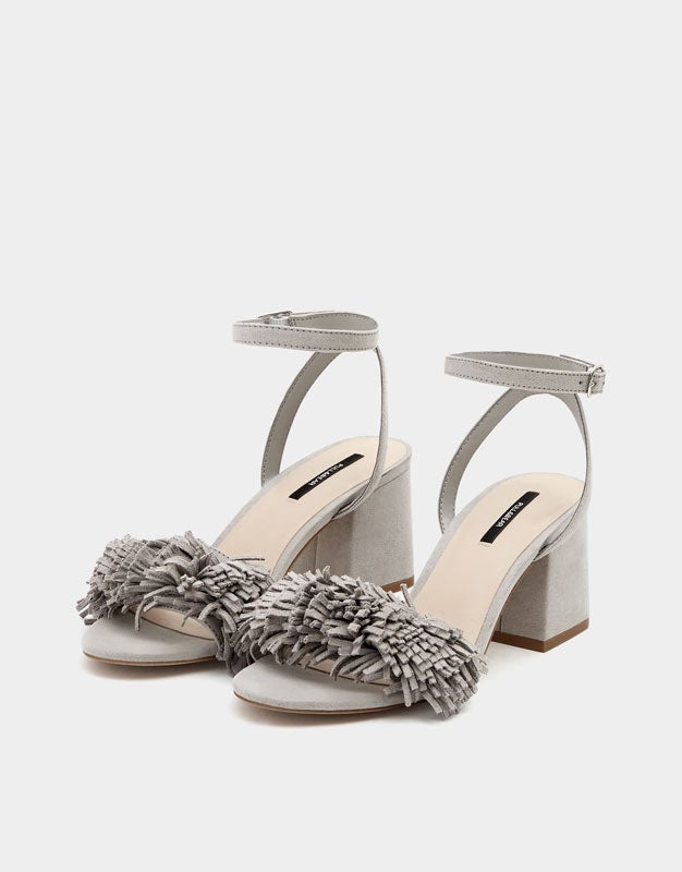 Pantalón blanco con lunares negros de Pull & Bear (35,99 euros)