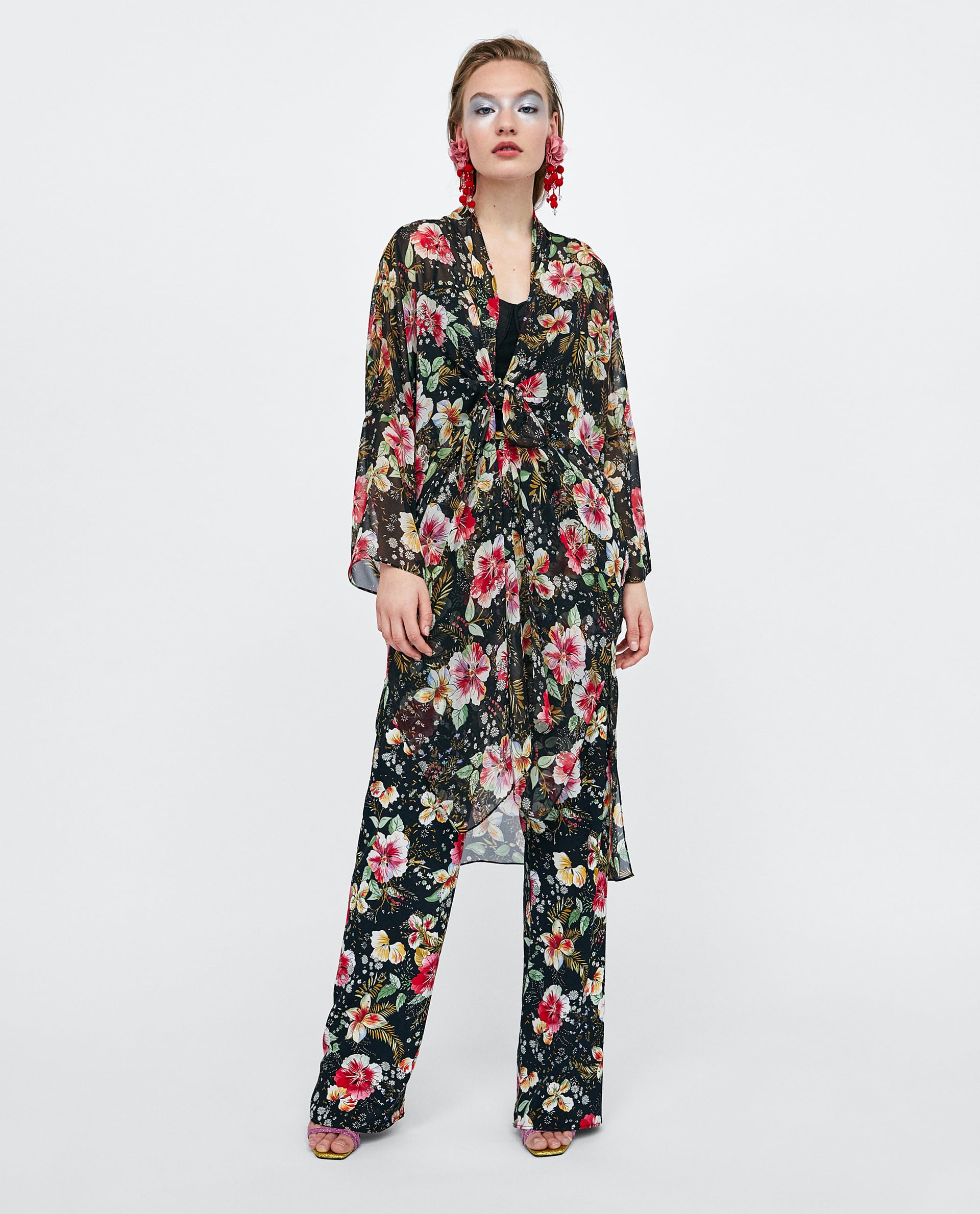 Un look muy primaveral con estampado de flores, perfecto para un look de día. Cada pieza del look cuesta 39.95 euros.