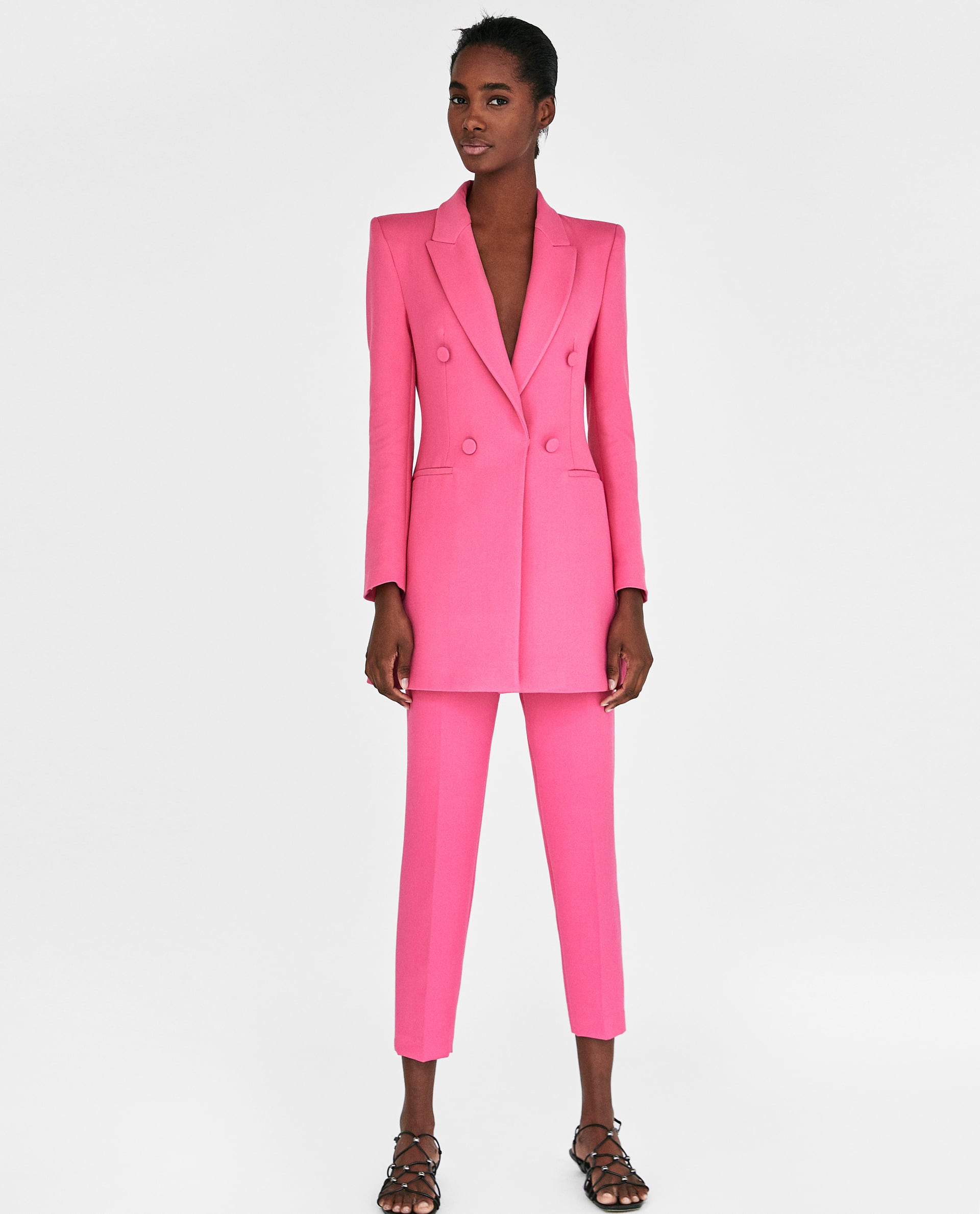 Las hombreras marcadas de la chaqueta al más puro estilo ochentero (49.95 euros) y los pantalones capri (29.95 euros) estilizan la figura, y el fucsia no puede ser un color más favorecedor.