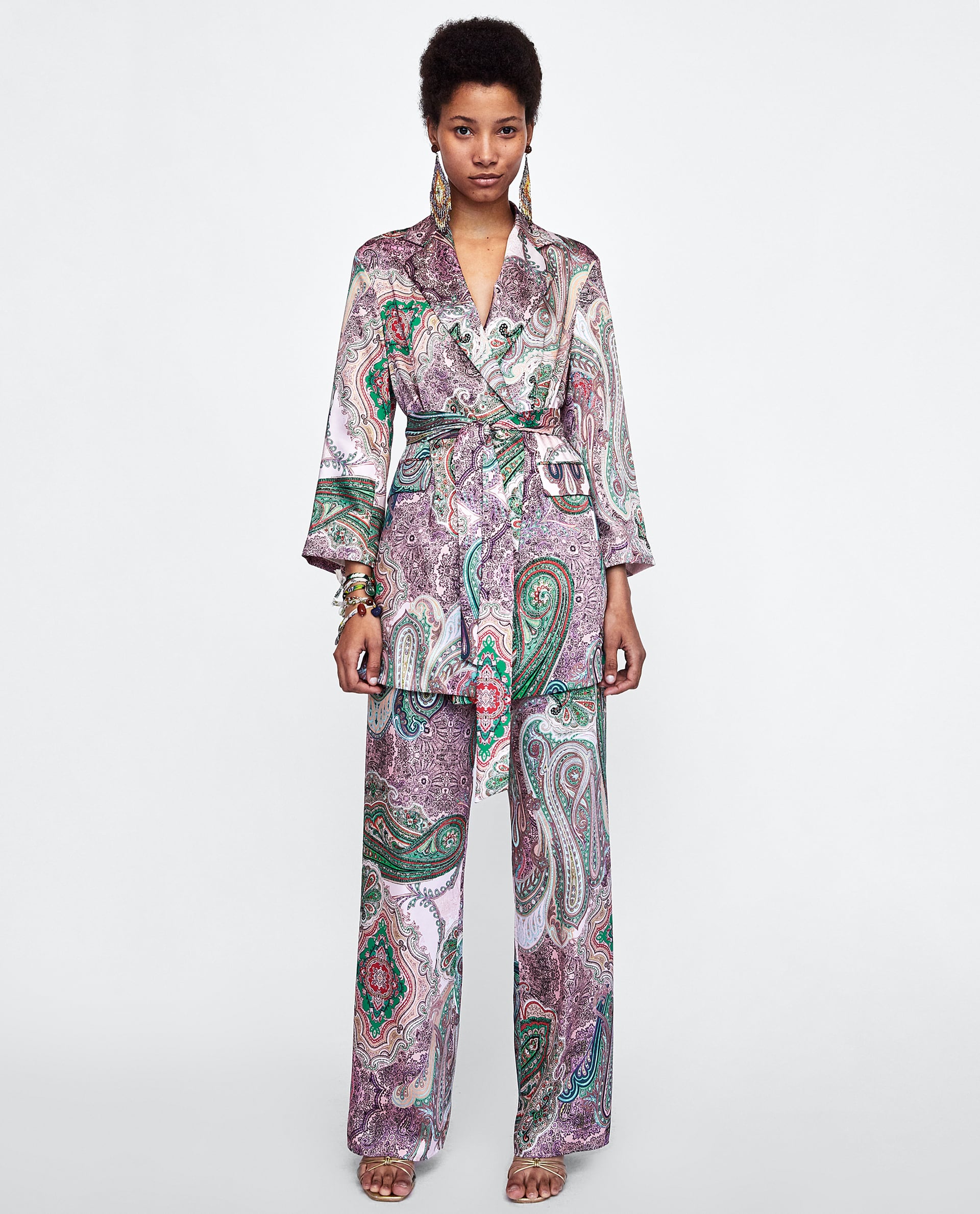El estampado paisley de este traje de kimono (59.95 euros) y pantalón pijama (39.95 euros) hace de este traje una apuesta segura para tus bodas de primavera.