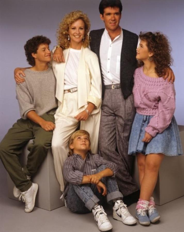 No había adolescente en los años 80 que no viera 'Los problemas crecen'. Gracias a sus protagonistas la calle se llenó de chicas con faldas evassè, jerséis gruesos, zapatillas con calcetines y mujeres sofisticadas con trajes oversize.