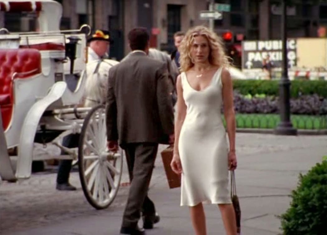 Y así Carrie Bradshaw, con un vestido lencero, pisó la calle y se convirtió en la más elegante de Nueva York con un pijama.