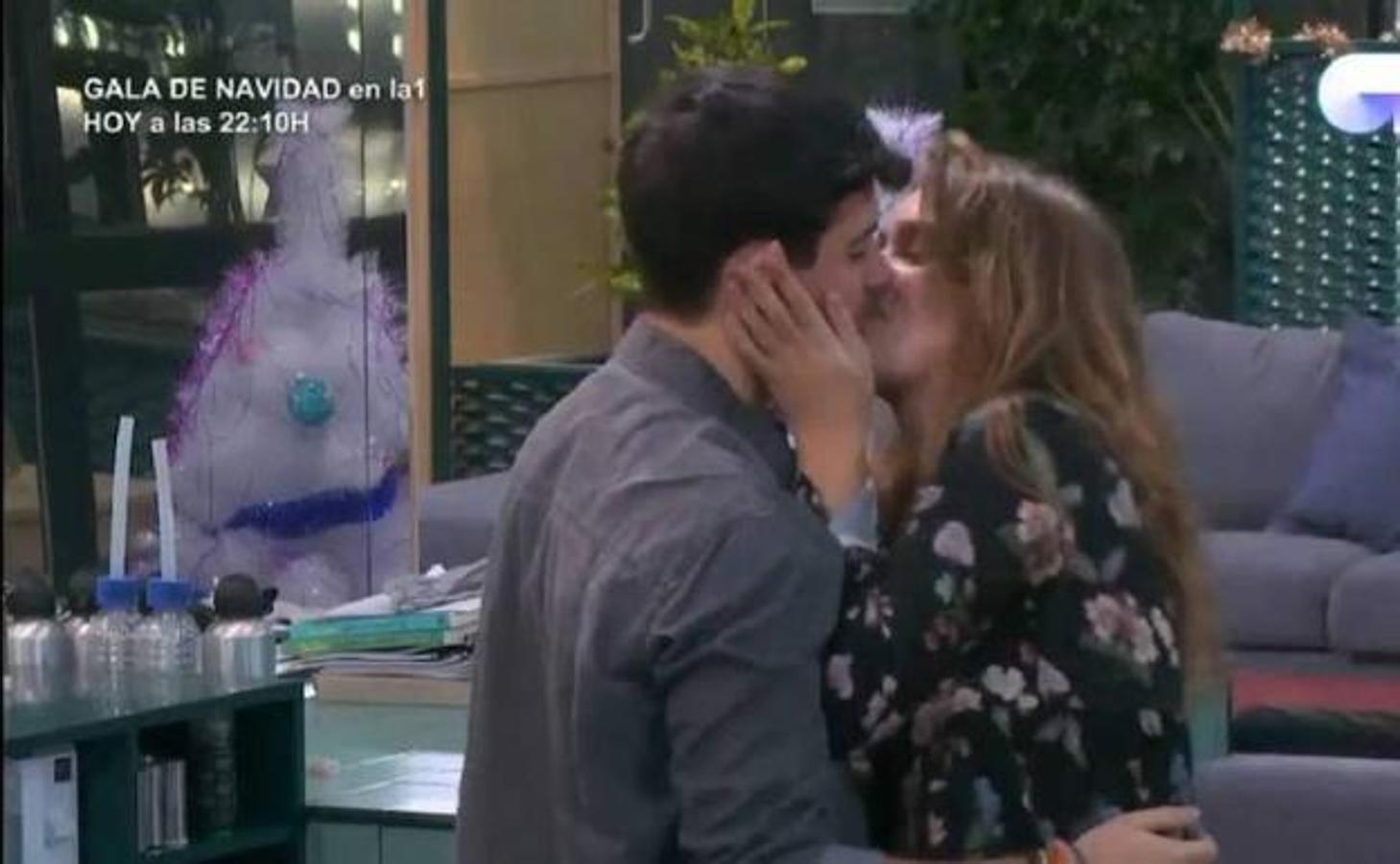 Este es el apasionado beso que se dieron Alfred y Amaia al reencontrarse en la Academia tras pasar unos días en sus casas por Navidad.