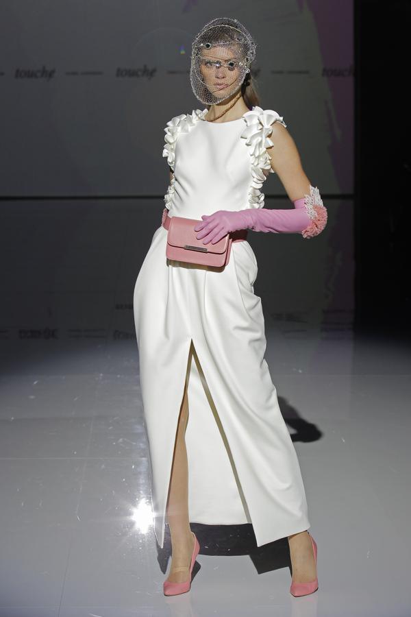 Las máscaras de esgrima se transforman en originales tocados, y los vestidos nos transportan a la época dorada de Hollywood. Los complementos, además, ponen la original nota de color... ¡incluso con riñoneras!