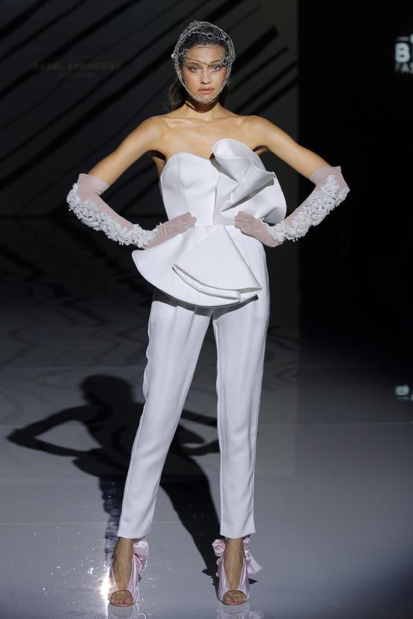 Las novias con pantalón cada vez nos gustan más, y más si llevan diseños tan sofisticados y originales como este mono.