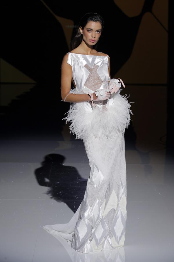 Joana Sanz se convierte en una diva del Hollywood dorado con este maravilloso vestido de novia con silueta sirena, bordados joya y elegantes plumas.