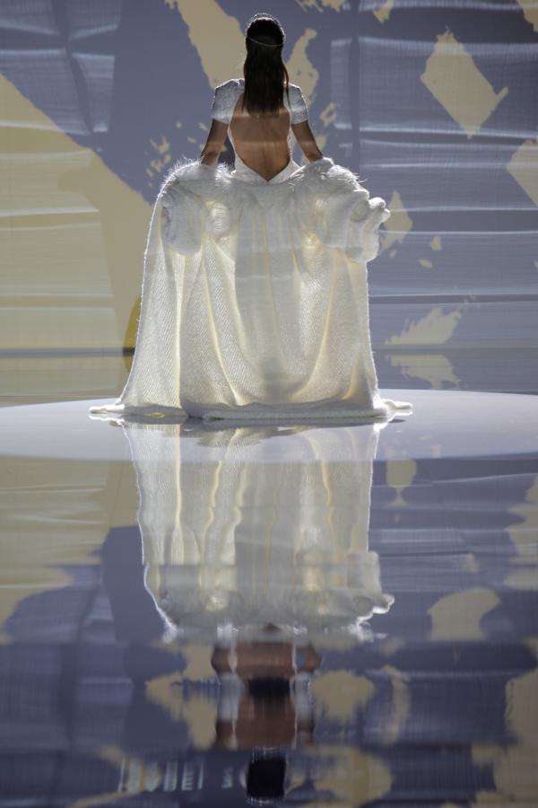 Nos hemos quedado con la boca abierta al ver el espectacular escote a la espalda que se 'escondía' bajo el maravilloso abrigo de punto de este look para novias de invierno.