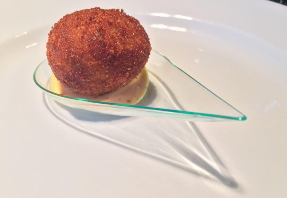 Orio tiene una clara ventaja, y es que está en un de las calles más transitadas del centro de Madrid (Fuencarral, 49) y no vas a poder resistirte a entrar y probar sus riquísimas croquetas. Las favoritas suelen ser las de boletus pero seguro que el resto no te deja indiferente.