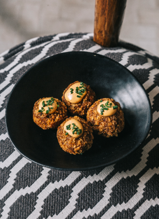 Crujientes por fuera y extra cremosas por dentro, en la taquería La Hermosilla (General Pardiñas, 28, Madrid) tienen las croquetas más llamativas y deliciosas de la ciudad: de frijoles y chorizo ibérico, son 100% caseras y están elaboradas con ingredientes locales y un toque mexicano que sorprende.