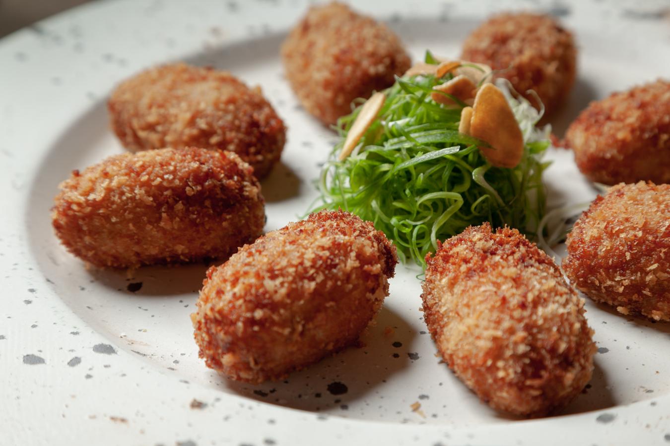 Cremosas y untuosas en su interior y rodeadas de un crujiente rebozado de panko, las croquetas de Sinsombrero (Paseo de la Castellana, 4, Madrid) son un bocado de placer con sabor a jamón ibérico 100% de bellota.