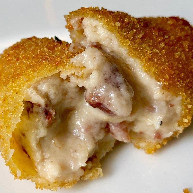 Dicen que sus croquetas "están hechas  con leche de oveja latxa, jamón ibérico y cariño ". Y damos fe... Porque las croquetas de Arzábal (calle Menéndez Pelayo, 13, Madrid) son de sabor intenso, textura cremosa y con el punto justo de crujiente en su rebozado. Un sueño hecho croqueta, vaya.