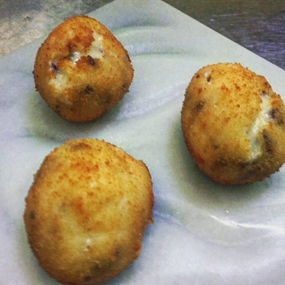Las croquetas de  finísima bechamel de Castro Gaiteru bien merecen un viaje a Asturias. Con destino final la calle Ería de la Vega, en Celorio (Llanes).