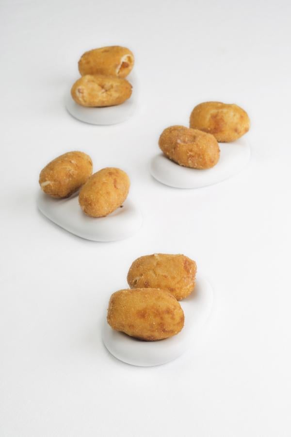 Francis Paniego, dos estrellas Michelín y Premio Nacional de Gastronomía al Mejor Jefe de Cocina, hace en El Portal de Echaurren (C/ Padre José García, 19, Ezcaray) unas croquetas tan deliciosas que estamos seguras de que  deben ser pecado ...
