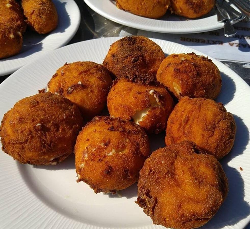 Probablemente, mis favoritas de esta lista son las croquetas de La Chimenea (Calle de la Sierra, 20, Guadarrama).  Cremosísimas por dentro y extra crujientes por fuera , con el tamaño perfecto y de intenso sabor. Si después te pides un buen chuletón a sus brasas, no necesitas más para ser feliz.