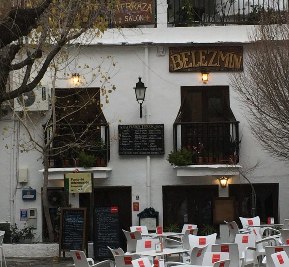 Y por último, pero no menos importante, os proponemos un viaje al corazón de las Alpujarras para disfrutar del intenso sabor y  la deliciosa cremosidad de las croquetas  que se sirven en el Mesón Belezmín, en la plaza de Pampaneira (Granada).