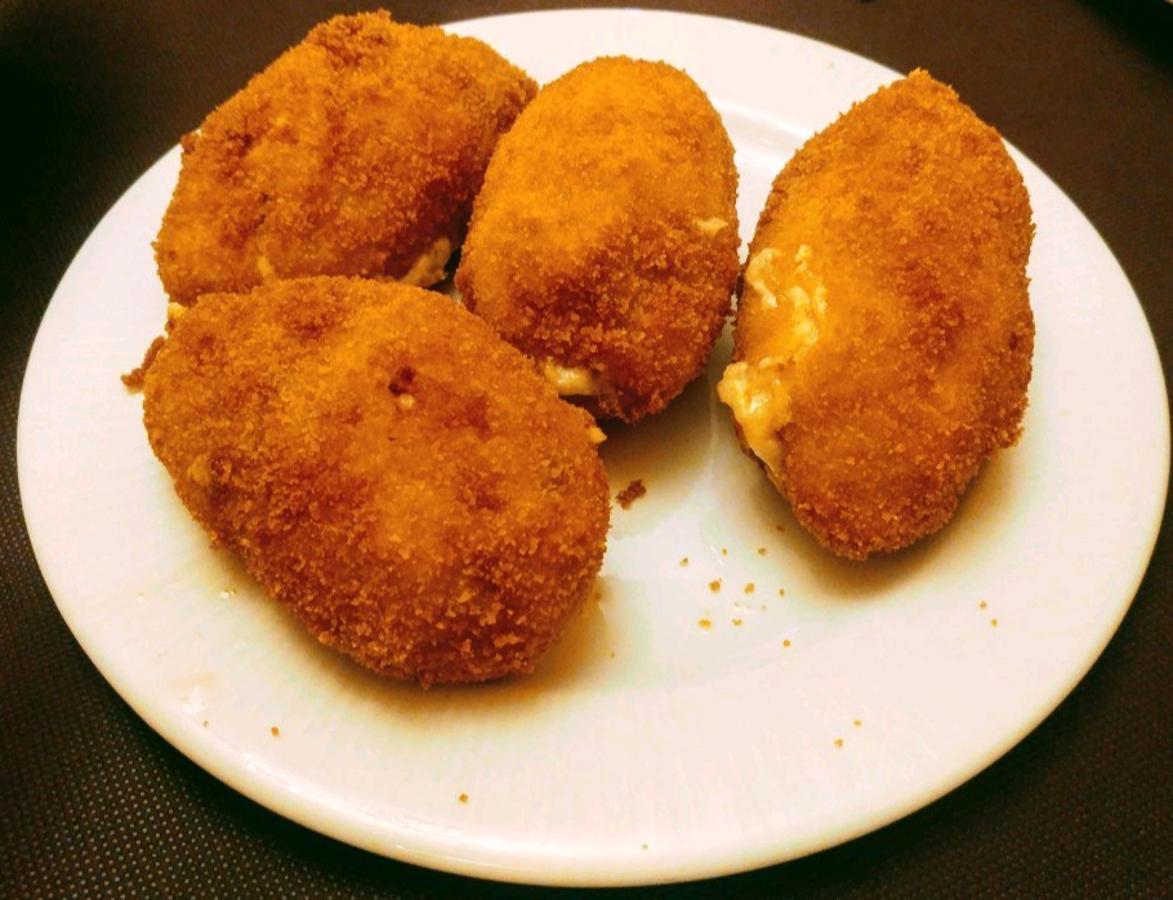 No te dejes engañar por las apariencias del local, apaentemente un bar más de la sierra madrileña: las croquetas que se preparan en el Restaurante Conchi, en la Calle del Rosario, 23, de Rascafría, pueden ser  lo más parecido a la receta de tu madre  que hayas probado nunca.