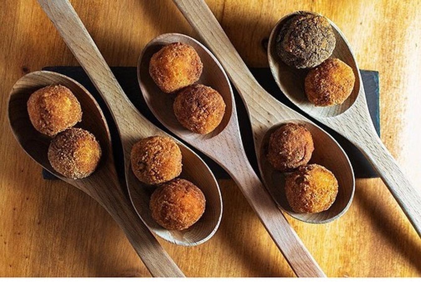 Con dos locales en Madrid (Calle Echegaray, 5 y Avenida de Reina Victoria, 15), Solo de Croqueta, como su nombre indica, solo tiene croquetas en su carta. Con más de 25 sabores, tienen una representación gastronómica en forma croquetera de cada Comunidad Autónoma: de queso, de carne, de pescado, dulces... Además, son croqueta-inclusivas (ya que todas las elaboraciones son sin gluten, y hay una amplia variedad vegana y sin lactosa) y su fuerte son las cro-catas (menús degustación).