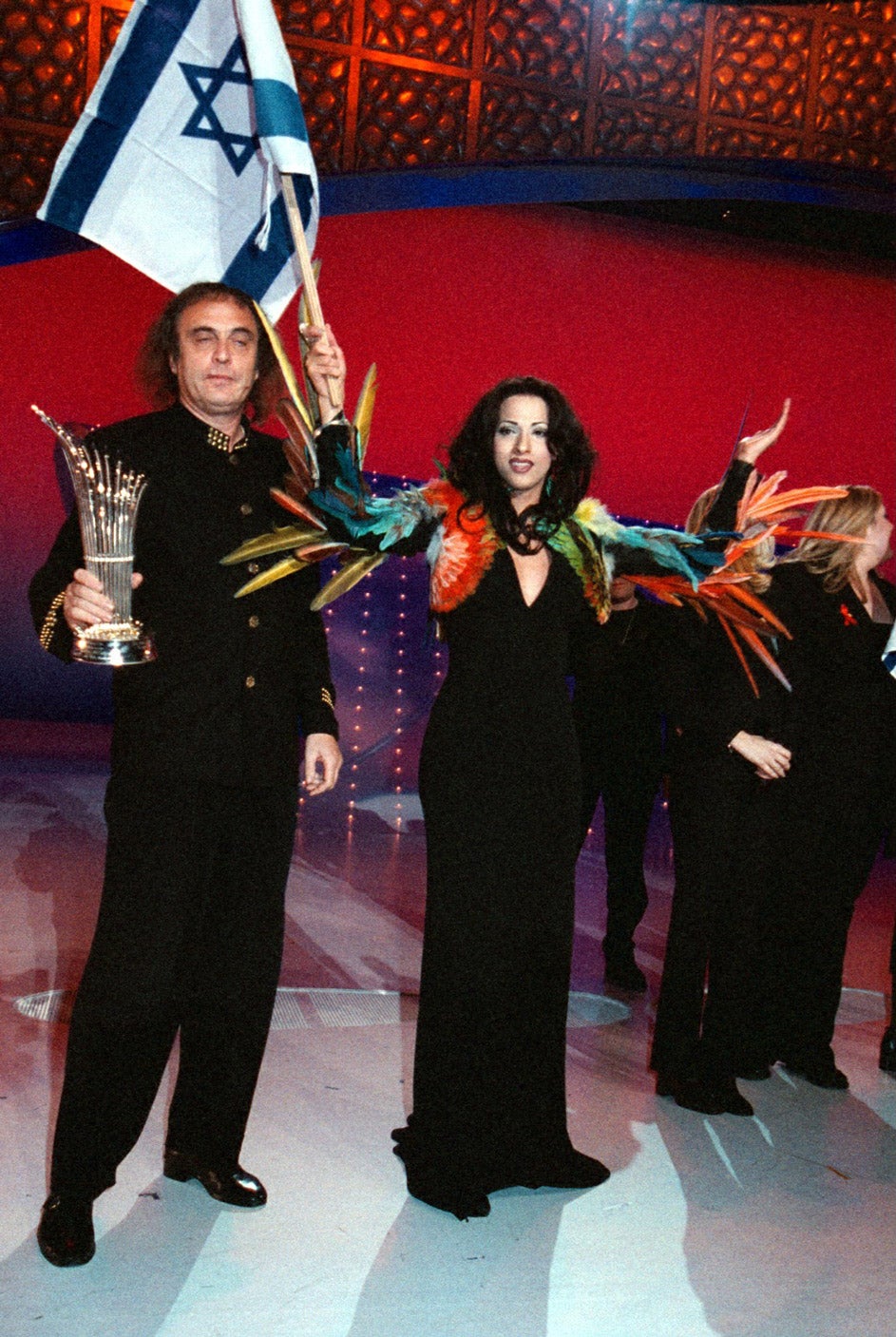 La cantante israelí Dana International fue la ganadora de Eurovisión en 1998. Lució un vestido negro y una chaqueta repleta de plumas de Jean Paul Gaultier. No es de los peores looks pero fue una apuesta muy arriesgada.