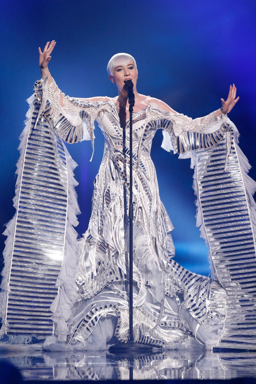 Un vestido egipcio del futuro combinado con plumas y red. ¿Qué hacemos con el estilismo de Nina Kraljić? Sin duda añadirlo a la lista de los vestidos más feos de Eurovisión.